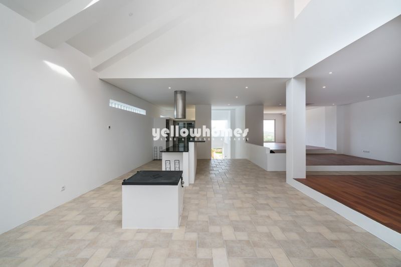 Propriedade clássica-moderna com casa de hóspedes e piscina 